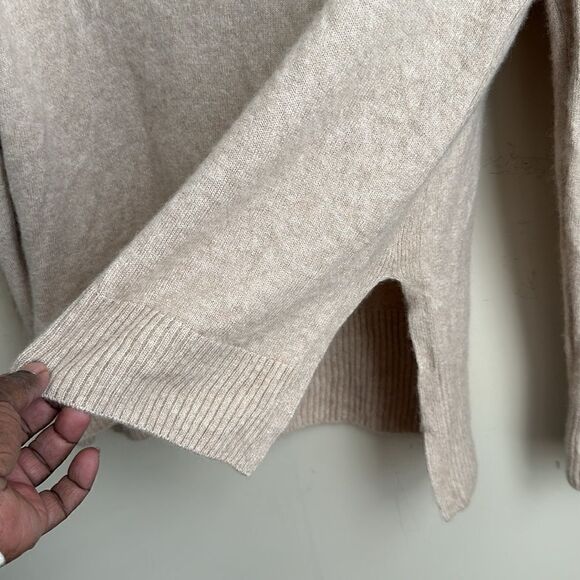 St. John V-Neck Tan Cashmere & Silk Swearer S - Picture 4 of 8